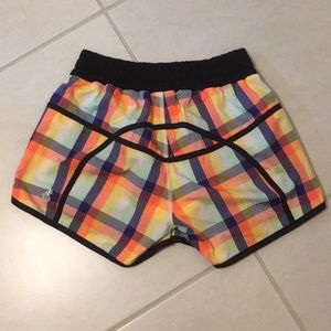 Lululemon Sea-wheeze Tracker running Shorts plaid sz 4.  2013 edition